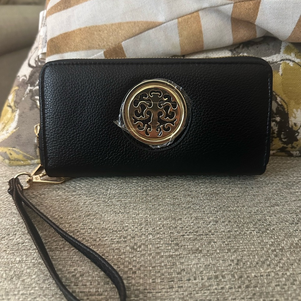 Elegant Black Leather Wristlet with Double Zippers & Gold Accent New - Picture 13 of 15